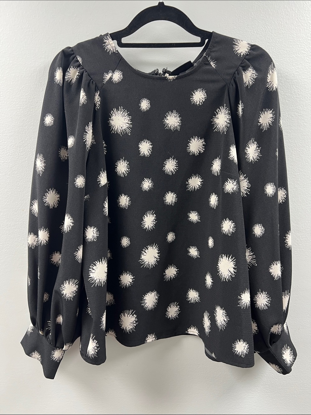 Who What Wear Black Puff-Sleeve Blouse with Cream Burst Print